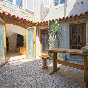  Ferienhaus Charming Stone House